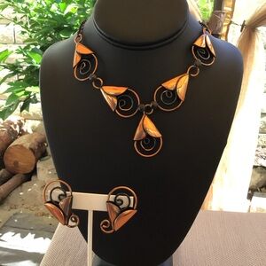 Vintage antique copper tone necklace and clip on earrings. 60s.